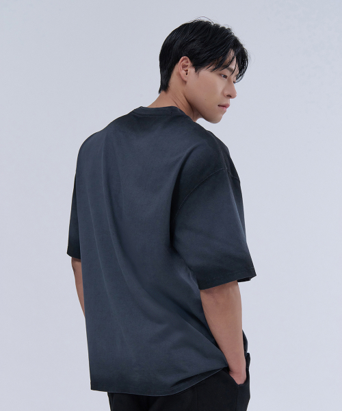 NINEZ(ナインゼット)の「スプレーウォッシングオーバーサイズTシャツ (2色)(Tシャツ/カットソー・メンズ・ブラック/ダークグレー・2XL/MEDIUM/LARGE/X-LARGE)」の4枚目の写真