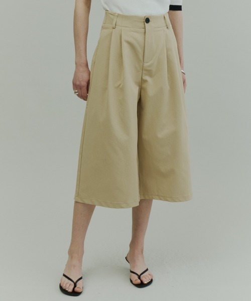 Plumel(プルメル)の「Tuck Wide Bermuda Pants / タックワイドバミューダパンツ(その他パンツ・レディース・ブラック/ベージュ/ライトグレー・MEDIUM/LARGE)」の3枚目の写真
