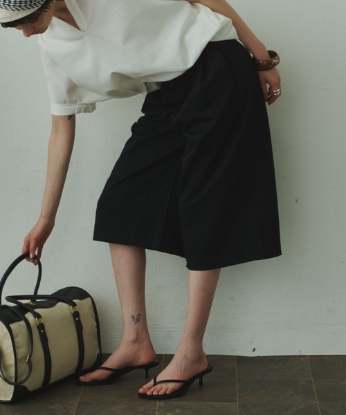 Plumel(プルメル)の「Tuck Wide Bermuda Pants / タックワイドバミューダパンツ(その他パンツ・レディース・ブラック/ベージュ/ライトグレー・MEDIUM/LARGE)」の2枚目の写真