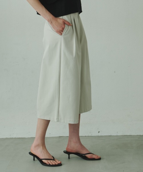 Plumel(プルメル)の「Tuck Wide Bermuda Pants / タックワイドバミューダパンツ(その他パンツ・レディース・ブラック/ベージュ/ライトグレー・MEDIUM/LARGE)」の17枚目の写真