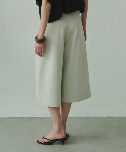 Plumel(プルメル)の「Tuck Wide Bermuda Pants / タックワイドバミューダパンツ(その他パンツ・レディース・ブラック/ベージュ/ライトグレー・MEDIUM/LARGE)」の18枚目の写真