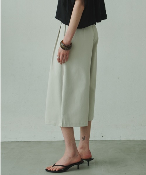 Plumel(プルメル)の「Tuck Wide Bermuda Pants / タックワイドバミューダパンツ(その他パンツ・レディース・ブラック/ベージュ/ライトグレー・MEDIUM/LARGE)」の19枚目の写真