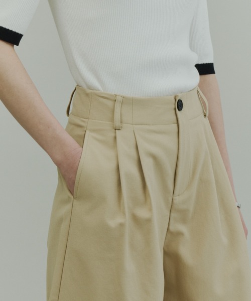 Plumel(プルメル)の「Tuck Wide Bermuda Pants / タックワイドバミューダパンツ(その他パンツ・レディース・ブラック/ベージュ/ライトグレー・MEDIUM/LARGE)」の10枚目の写真