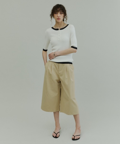 Plumel(プルメル)の「Tuck Wide Bermuda Pants / タックワイドバミューダパンツ(その他パンツ・レディース・ブラック/ベージュ/ライトグレー・MEDIUM/LARGE)」の11枚目の写真
