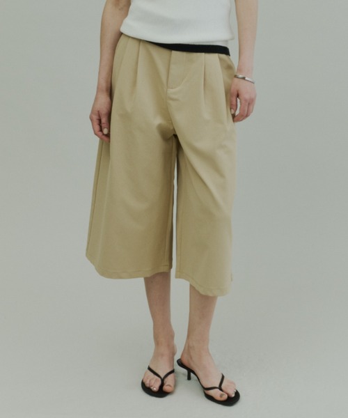 Plumel(プルメル)の「Tuck Wide Bermuda Pants / タックワイドバミューダパンツ(その他パンツ・レディース・ブラック/ベージュ/ライトグレー・MEDIUM/LARGE)」の4枚目の写真