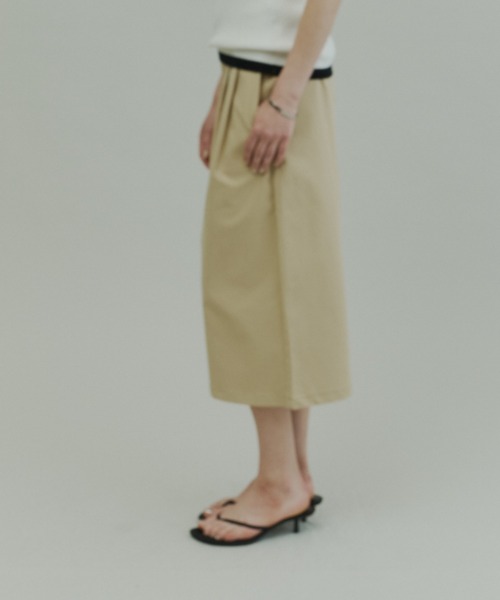 Plumel(プルメル)の「Tuck Wide Bermuda Pants / タックワイドバミューダパンツ(その他パンツ・レディース・ブラック/ベージュ/ライトグレー・MEDIUM/LARGE)」の8枚目の写真