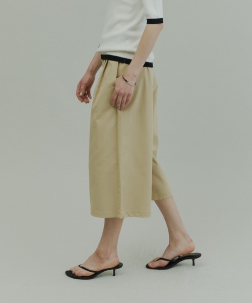 Plumel(プルメル)の「Tuck Wide Bermuda Pants / タックワイドバミューダパンツ(その他パンツ・レディース・ブラック/ベージュ/ライトグレー・MEDIUM/LARGE)」の9枚目の写真