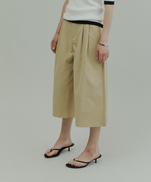 Plumel(プルメル)の「Tuck Wide Bermuda Pants / タックワイドバミューダパンツ(その他パンツ・レディース・ブラック/ベージュ/ライトグレー・MEDIUM/LARGE)」の7枚目の写真