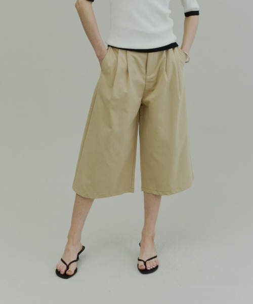 Plumel(プルメル)の「Tuck Wide Bermuda Pants / タックワイドバミューダパンツ(その他パンツ・レディース・ブラック/ベージュ/ライトグレー・MEDIUM/LARGE)」の5枚目の写真