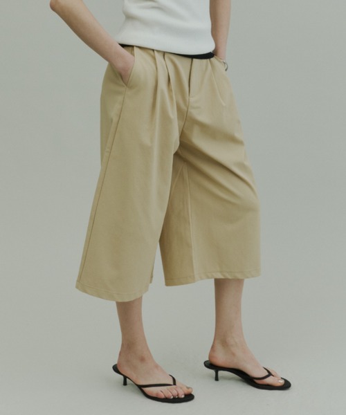 Plumel(プルメル)の「Tuck Wide Bermuda Pants / タックワイドバミューダパンツ(その他パンツ・レディース・ブラック/ベージュ/ライトグレー・MEDIUM/LARGE)」の6枚目の写真