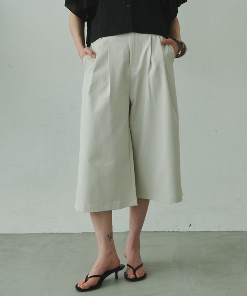 Plumel(プルメル)の「Tuck Wide Bermuda Pants / タックワイドバミューダパンツ(その他パンツ・レディース・ブラック/ベージュ/ライトグレー・MEDIUM/LARGE)」の15枚目の写真