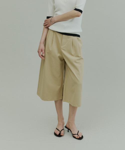 Plumel(プルメル)の「Tuck Wide Bermuda Pants / タックワイドバミューダパンツ(その他パンツ・レディース・ブラック/ベージュ/ライトグレー・MEDIUM/LARGE)」の16枚目の写真