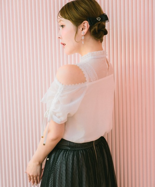 couture BY ROJITA(クチュールバイロジータ)の「肩開きフリルブラウス(シャツ/ブラウス・レディース・ホワイト/ブラック/アイボリー・FREE)」の7枚目の写真