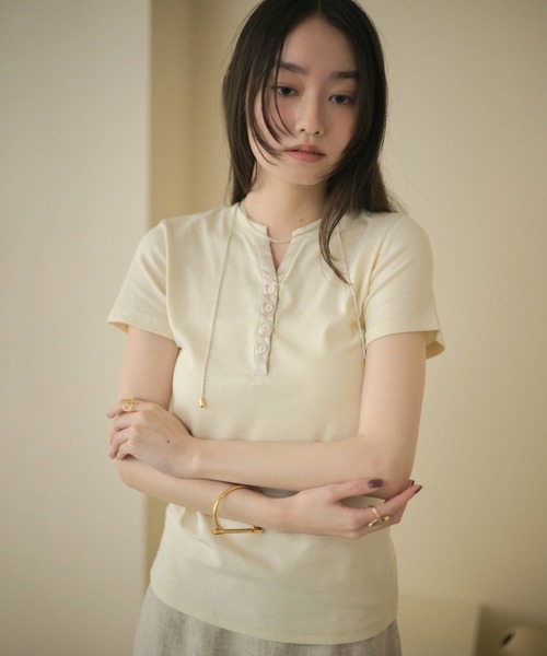 LAULEN(ローレン)の「henley neck cut sew tops /ヘンリーネックカットソートップス(Tシャツ/カットソー・レディース・アイボリー/ブラック・FREE)」の1枚目の写真