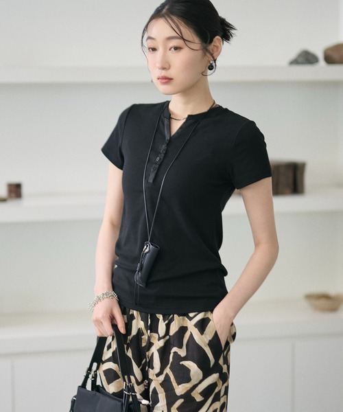 LAULEN(ローレン)の「henley neck cut sew tops /ヘンリーネックカットソートップス(Tシャツ/カットソー・レディース・アイボリー/ブラック・FREE)」の3枚目の写真