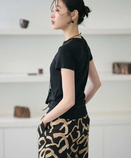 LAULEN(ローレン)の「henley neck cut sew tops /ヘンリーネックカットソートップス(Tシャツ/カットソー・レディース・アイボリー/ブラック・FREE)」の4枚目の写真