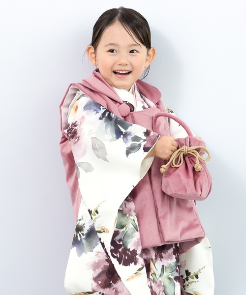 SOUBIEN（ソウビエン）の「【floro by SOUBIEN】3歳女の子用七五三セット（被布コート/着物/襦袢/草履/巾着）（着物・キッズ・ライトパープル/ホワイト系その他/ホワイト×レッド/オフホワイト/クリーム/サンドベージュ/ホワイト×パープル/ブラック×ピンク/ブラック系/ホワイト系/ホワイト系その他2/ネイビー系2/ネイビー系1/ピンク系/ローズ系/レッド系/パイングリーン系/グリーン系/ベージュ系/ライトグレー系/アイボリー/マスタード/スカイブルー系・ONE SIZE）」の2枚目の写真