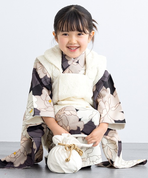 SOUBIEN（ソウビエン）の「【floro by SOUBIEN】3歳女の子用七五三セット（被布コート/着物/襦袢/草履/巾着）（着物・キッズ・ライトパープル/ホワイト系その他/ホワイト×レッド/オフホワイト/クリーム/サンドベージュ/ホワイト×パープル/ブラック×ピンク/ブラック系/ホワイト系/ホワイト系その他2/ネイビー系2/ネイビー系1/ピンク系/ローズ系/レッド系/パイングリーン系/グリーン系/ベージュ系/ライトグレー系/アイボリー/マスタード/スカイブルー系・ONE SIZE）」の7枚目の写真