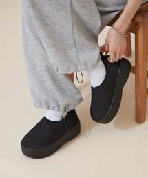 大人の日常にも寄り添う厚底スリッポン