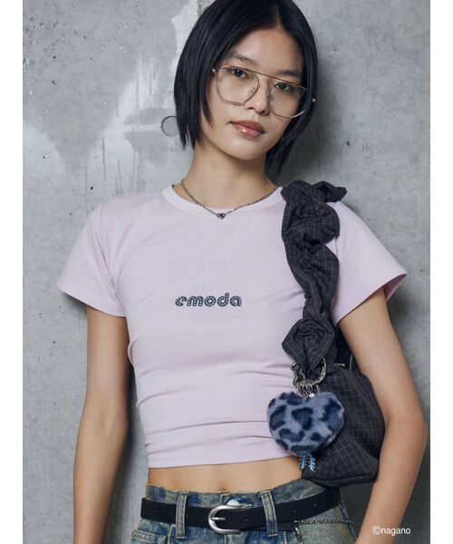 EMODA(エモダ)の「【ちいかわ】ラインストーンミニTシャツ(Tシャツ/カットソー・レディース・ブラウン/ブラック/ピンク/グレー・FREE)」の5枚目の写真