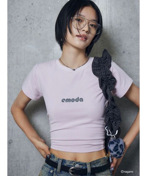 EMODA(エモダ)の「【ちいかわ】ラインストーンミニTシャツ(Tシャツ/カットソー・レディース・ブラウン/ブラック/ピンク/グレー・FREE)」の6枚目の写真