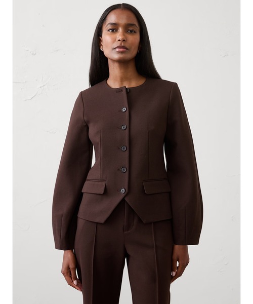 BANANA REPUBLIC FACTORY STORE(バナナリパブリック ファクトリーストア)の「BANANA REPUBLIC FACTORY STORE ポンチ ノーカラーブレザー(テーラードジャケット・レディース・ブラック/ブラウン・8/6/0/2/4)」の1枚目の写真