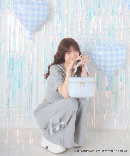 MAJESTIC LEGON(マジェスティックレゴン)の「ハローキティ バニティバッグ(ショルダーバッグ・レディース・アイボリー/ブルー・FREE)」の4枚目の写真