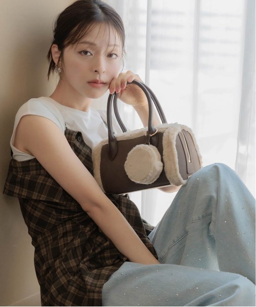 RANDA(ランダ)の「2WAY ポーチ付きファートリムボストンバッグ(ハンドバッグ・レディース・キャメル/ブラック・L)」の22枚目の写真