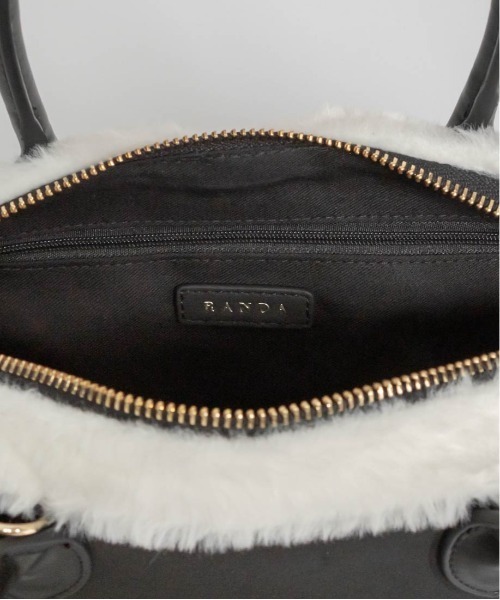 RANDA(ランダ)の「2WAY ポーチ付きファートリムボストンバッグ(ハンドバッグ・レディース・キャメル/ブラック・L)」の8枚目の写真