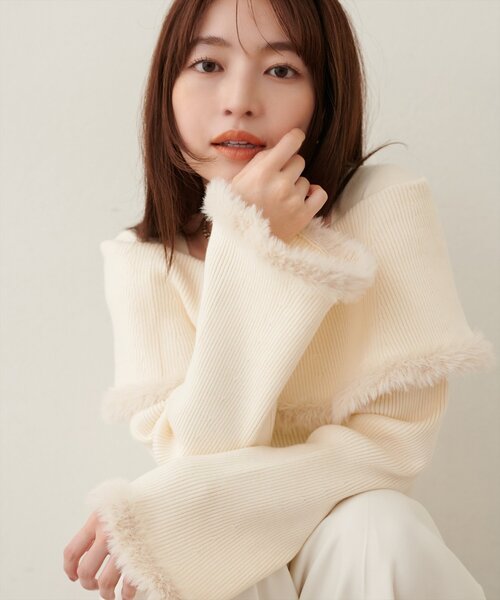 natural couture(ナチュラルクチュール)の「ふわふわファーオフショル風ニット(ニット/セーター・レディース・ライトベージュ/グレイッシュベージュ/ブラウン/オフホワイト/ブラック・FREE)」の4枚目の写真