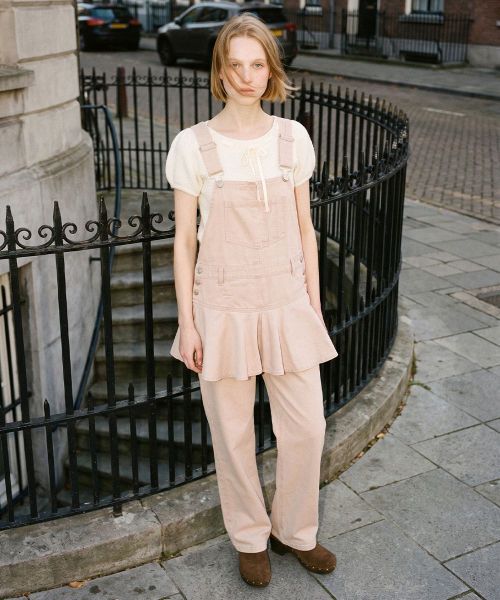 SINOON(シヌーン)の「Flare Skirt Layered Overall (Ash Pink)(つなぎ/オールインワン・レディース・ライトピンク・SMALL/MEDIUM)」の2枚目の写真
