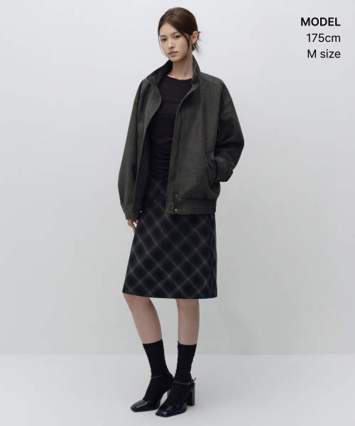 MUSINSA STANDARD WOMAN（ムシンサスタンダードウーマン）の「ウィメンズ シンセティックスエード ハイネック ブルゾンジャケット [ガンメタル]（ライダースジャケット・レディース・その他・SMALL/MEDIUM/LARGE）」の2枚目の写真
