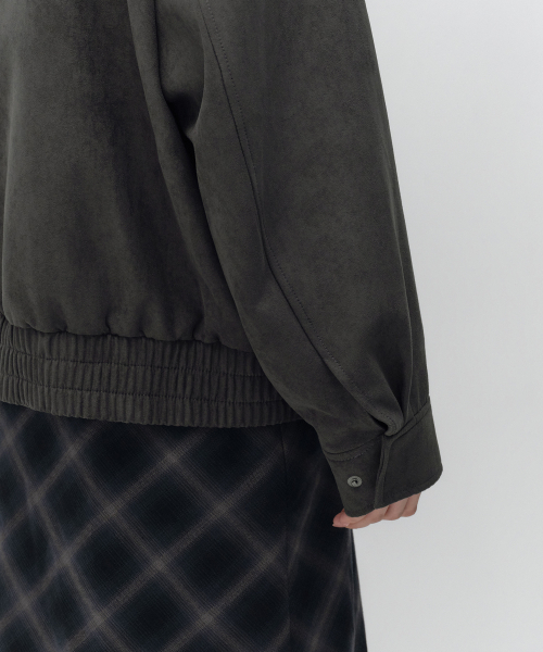 MUSINSA STANDARD WOMAN（ムシンサスタンダードウーマン）の「ウィメンズ シンセティックスエード ハイネック ブルゾンジャケット [ガンメタル]（ライダースジャケット・レディース・その他・SMALL/MEDIUM/LARGE）」の7枚目の写真
