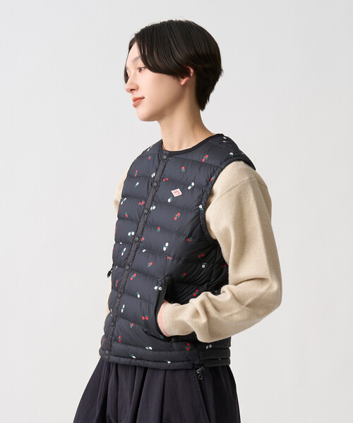 DANTON(ダントン)の「Women's Crewneck Inner Down Vest - Flower Print(ダウンベスト・レディース・ブラック系その他・S/M/XS)」の3枚目の写真