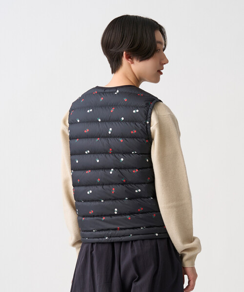 DANTON(ダントン)の「Women's Crewneck Inner Down Vest - Flower Print(ダウンベスト・レディース・ブラック系その他・S/M/XS)」の4枚目の写真