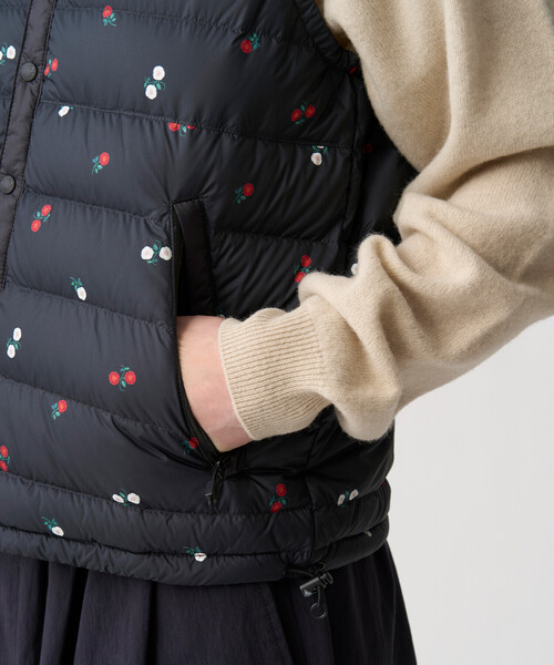 DANTON(ダントン)の「Women's Crewneck Inner Down Vest - Flower Print(ダウンベスト・レディース・ブラック系その他・S/M/XS)」の6枚目の写真