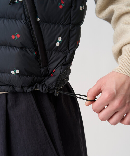 DANTON(ダントン)の「Women's Crewneck Inner Down Vest - Flower Print(ダウンベスト・レディース・ブラック系その他・S/M/XS)」の7枚目の写真