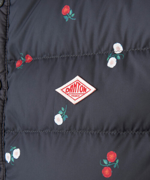 DANTON(ダントン)の「Women's Crewneck Inner Down Vest - Flower Print(ダウンベスト・レディース・ブラック系その他・S/M/XS)」の9枚目の写真