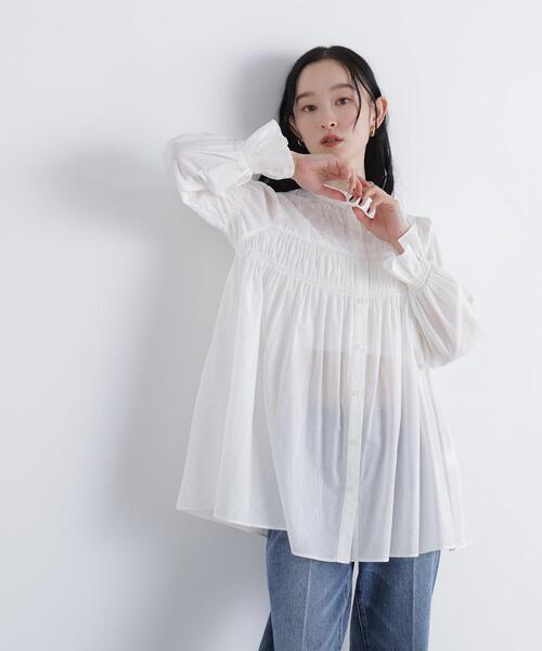 N.(N. Natural Beauty Basic)(エヌエヌナチュラルビューティーベーシック)の「刺繍切替シャーリングブラウス(シャツ/ブラウス・レディース・ブルー/オフホワイト・FREE)」の1枚目の写真