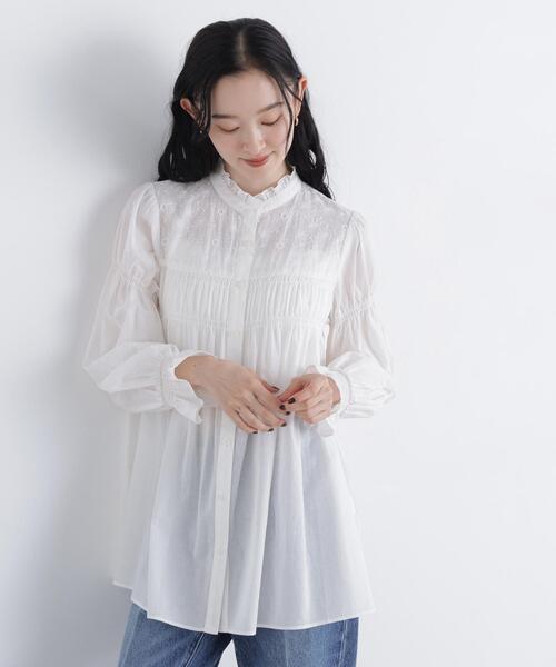 N.(N. Natural Beauty Basic)(エヌエヌナチュラルビューティーベーシック)の「刺繍切替シャーリングブラウス(シャツ/ブラウス・レディース・ブルー/オフホワイト・FREE)」の4枚目の写真