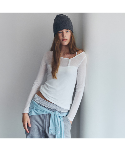 ROLAROLA(ロラロラ)の「NUBASIC ボタンライン ダメージTシャツ ホワイト(Tシャツ/カットソー・レディース・ホワイト・SMALL/MEDIUM)」の1枚目の写真