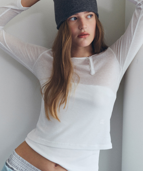 ROLAROLA(ロラロラ)の「NUBASIC ボタンライン ダメージTシャツ ホワイト(Tシャツ/カットソー・レディース・ホワイト・SMALL/MEDIUM)」の2枚目の写真