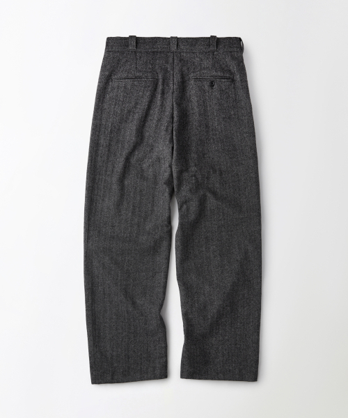 OUTSTANDING(アウトスタンディング)の「WOOL HERRINGBONE OFFICER TROUSERS_CHARCOAL(スラックス・メンズ・その他・SMALL/MEDIUM/LARGE)」の2枚目の写真