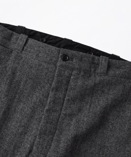 OUTSTANDING(アウトスタンディング)の「WOOL HERRINGBONE OFFICER TROUSERS_CHARCOAL(スラックス・メンズ・その他・SMALL/MEDIUM/LARGE)」の3枚目の写真