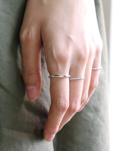 YArKA（ヤーカ）の「【YArKA/ヤーカ】silver925 twist ring [taif]/シルバー925 ツイストリング（リング・レディース・ブラック/シルバー/ゴールド・#13/#11/#15/#9/#7/#17/#21/#19）」の3枚目の写真