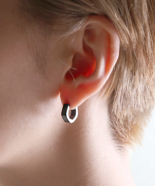 YArKA（ヤーカ）の「【YArKA/ヤーカ】stainless series pentagon pierce/ステンレス五角形ピアス（ピアス（両耳用）・レディース・ブラック/シルバー/ゴールド・FREE）」の2枚目の写真