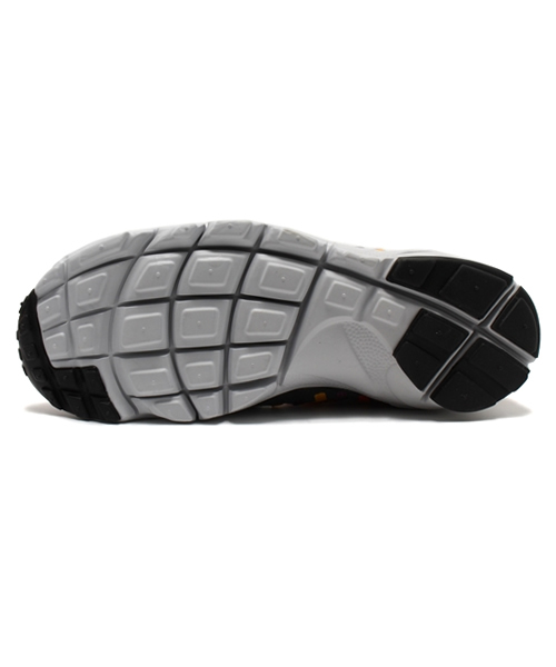 NIKE(ナイキ)の「ナイキ エア フットスケープ ウーブン モーション NIKE AIR FOOTSCAPE WOVEN MOTION(スニーカー・メンズ・ダークグレー/グレー/レッド・28cm/27.5cm/27cm/24cm/24.5cm/28.5cm/26.5cm)」の9枚目の写真