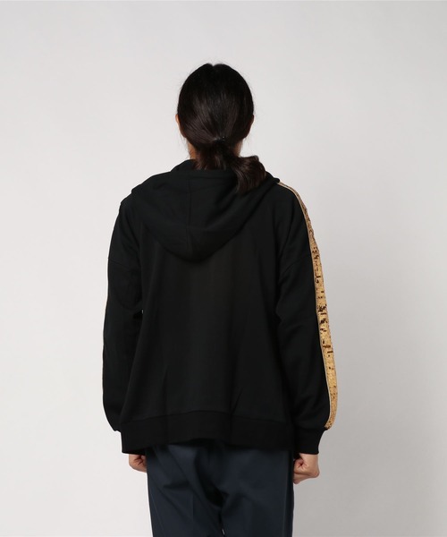 AKM Contemporary(エイケイエムコンテンポラリー)の「AKM Contemporary(エイケイエムコンテンポラリー)ポンチスパンコールラインパーカー(パーカー・メンズ・ブラック×ブラック/ブラック×ゴールド・S/M/L/XL)」の7枚目の写真