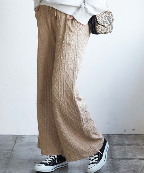 GeeRA（ジーラ）の「ふくれジャカードケーブルパンツ（その他パンツ・レディース・ベージュ/ブラック・LARGE/MEDIUM/X-LARGE）」の2枚目の写真