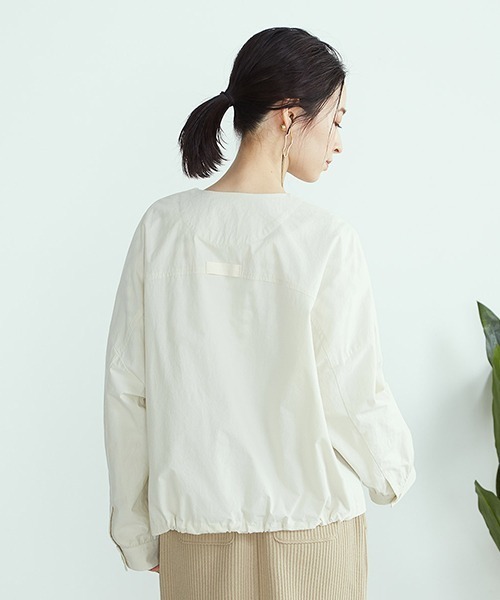 COMME CA ISM(コムサイズム)の「ノーカラー シャツブルゾン(ブルゾン・レディース・カーキ/アイボリー・SMALL/MEDIUM/LARGE)」の4枚目の写真